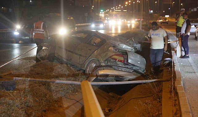 Hatay'da otomobil aydınlatma direğine çarptı: 4 yaralı