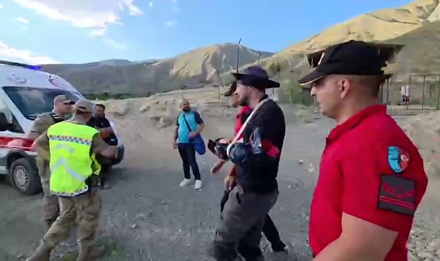 Havada korku dolu anlar: Paraşütçü Keşiş Dağları'na zorunlu iniş yaptı