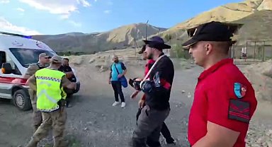 Havada korku dolu anlar: Paraşütçü Keşiş Dağları'na zorunlu iniş yaptı