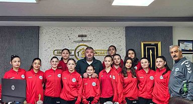 Hentbol Kadınlar Süper Ligi'nde mücadele eden kulüp başkanı istifa etti