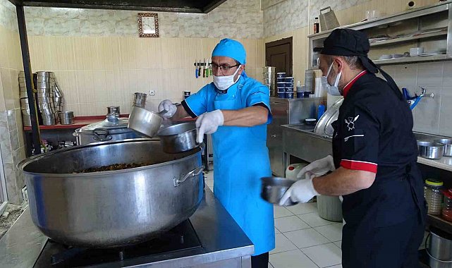 Her gün 600 kişiye sıcak yemek, 60 kişiye ücretsiz berber hizmeti veriliyor