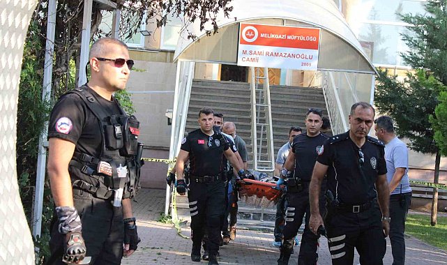 Husumetlisini namaz kılarken boğazını keserek öldürdü