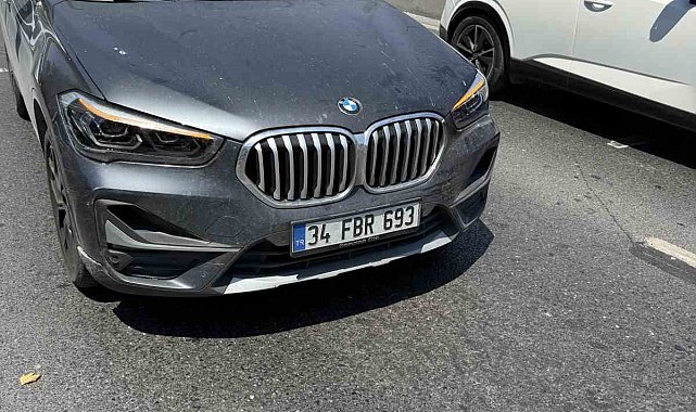 İBB'ye ait kamyonetten düşen çöp torbası 5 aracın kaza yapmasına neden oldu