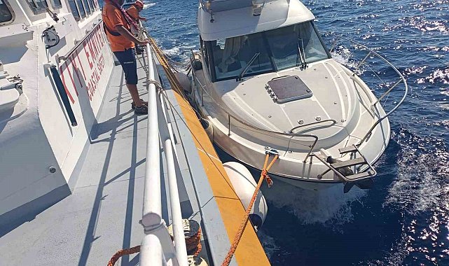 İçinde 9 kişi bulunan ve su alan tekne KIYEM ekiplerince kurtarıldı