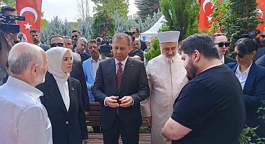 İçişleri Bakanı Yerlikaya ile Aile ve Sosyal Hizmetler Bakanı Göktaş, Karşıyaka Mezarlığı'nda yer alan 15 Temmuz Şehitliğindeki anma törenine katıldı