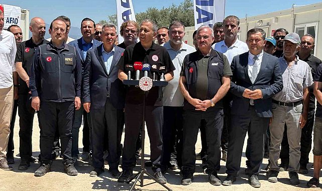 İçişleri Bakanı Yerlikaya, İzmir'de yanan köyleri ziyaret etti