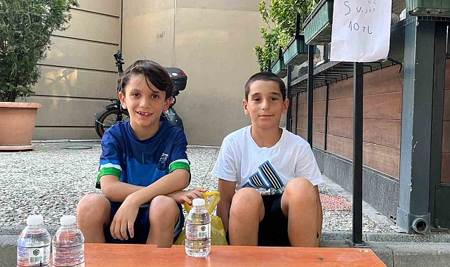 İki arkadaş oyuncak alma hayaliyle su satıyor