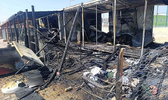 İki iş yeri yanarak kullanılamaz hale geldi