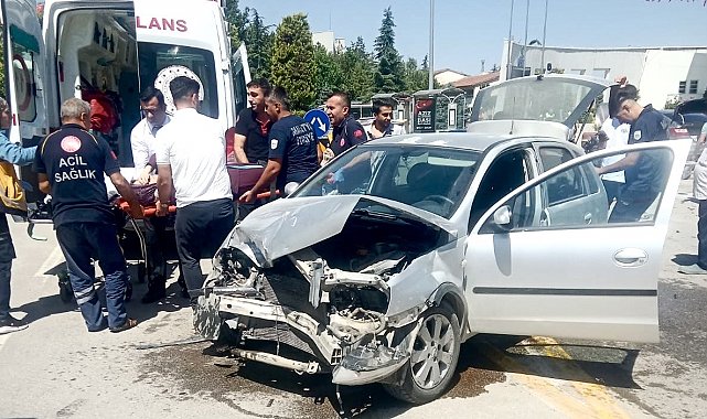 İki otomobil çarpıştı: 4 kişi yaralandı