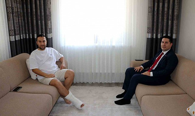 İl Sağlık Müdürü Özdemir, 15 Temmuz gecesi ilk müdahaleyi yaptığı gaziyi ziyaret etti