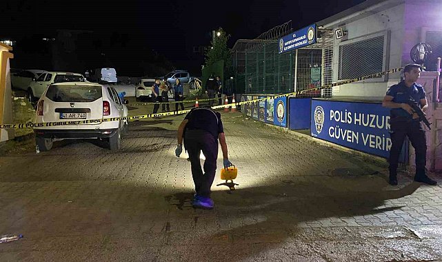 İlçe Emniyet Müdürlüğü önünde silahlı kavga: 2 yaralı