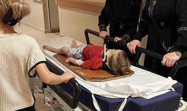 İnegöl'de balkondan düşen 3 yaşındaki çocuk ağır yaralandı