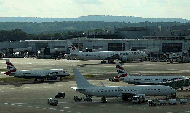 İngiltere kalkışlı tüm uçuşlar hava trafik kontrol sistemi arızası nedeniyle aksadı