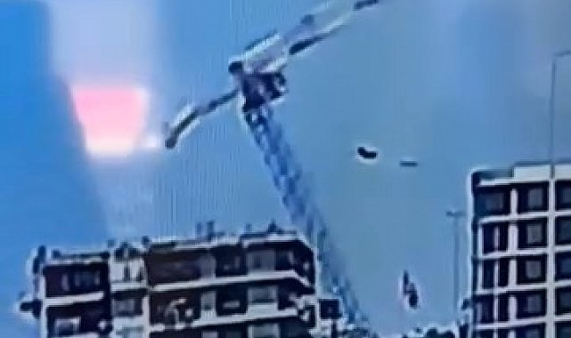 İnşaat alanındaki vincin devrilme anı kamerada