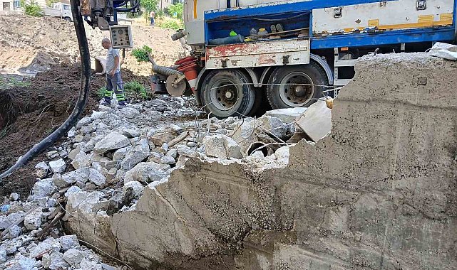 İş makinesi su borusunu patlattı: İstinat duvarı yıkıldı
