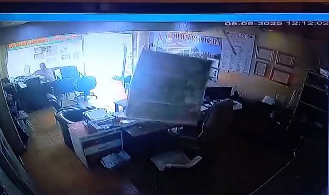 İş yerinin tavanının çökmesiyle neye uğradıklarını şaşırdılar
