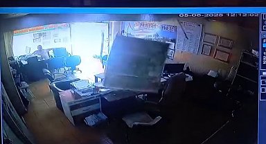 İş yerinin tavanının çökmesiyle neye uğradıklarını şaşırdılar