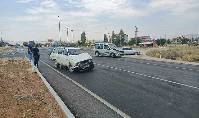 Isparta'da iki otomobil kavşakta çarpıştı: 3 yaralı
