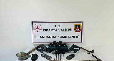 Isparta'da izinsiz kazıya jandarma baskını: 4 kişi suçüstü yakalandı