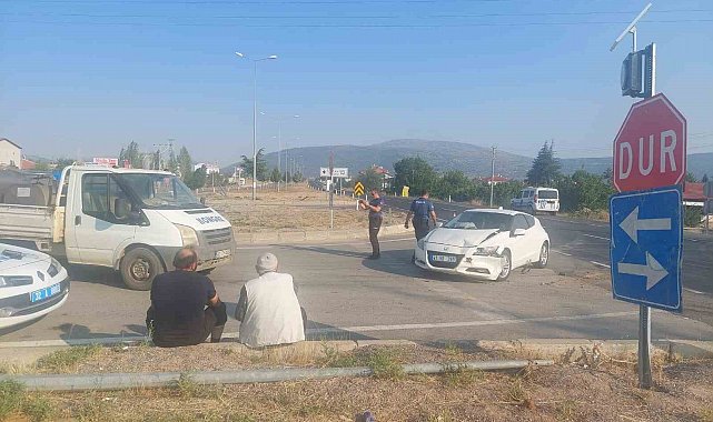 Isparta'da kamyonet ile otomobil çarpıştı: 1 yaralı