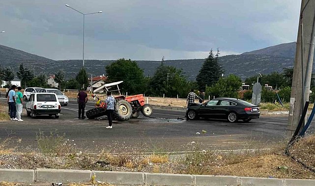 Isparta'da otomobil ile traktör çarpıştı: 2 yaralı