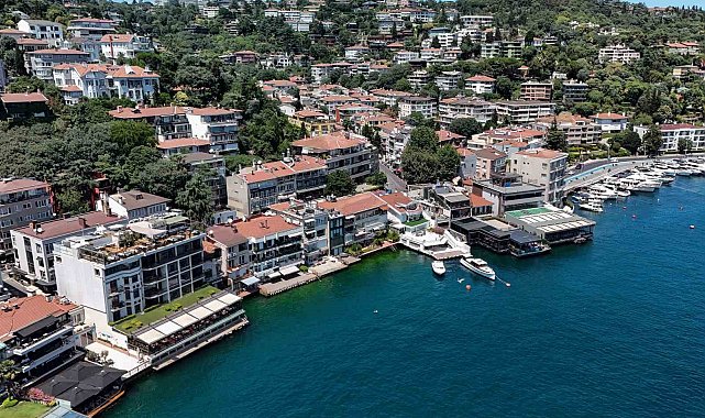 İstanbul Boğazı'ndaki kaçak yapıların yıkımına devam ediliyor