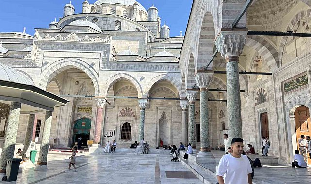 İstanbul sıcaktan bunalınca tarihi camilere sığındı