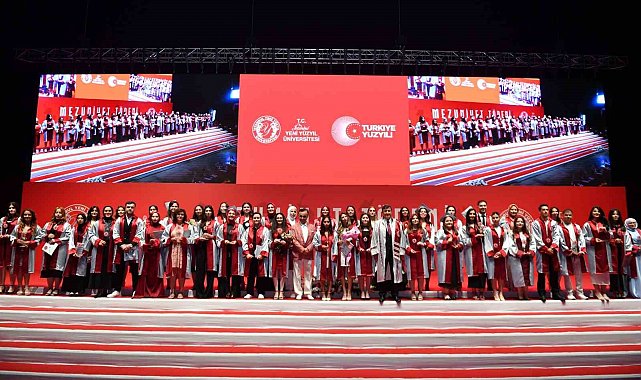 İstanbul Yeni Yüzyıl Üniversitesi'nde mezuniyet coşkusu