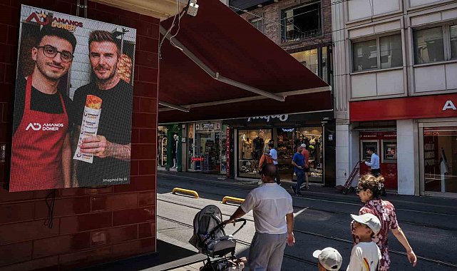 İstanbul'da bir dönercinin ChatGPT ile ürettiği 'ünlü fotoğrafları' gerçeğinden daha çok ilgi gördü, dünya medyasında haber oldu