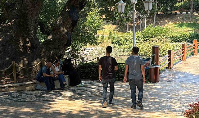 İstanbul'da sıcak havadan bunalan vatandaşlar Bebek sahiline akın etti