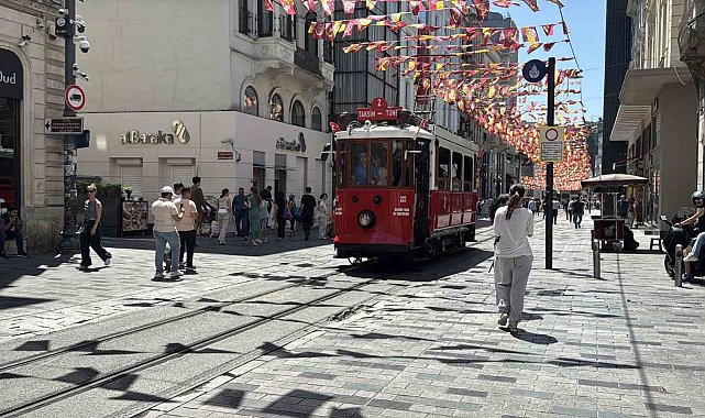İstiklal Caddesi'nde fren yerine gaza basan sürücü tramvaya çarptı