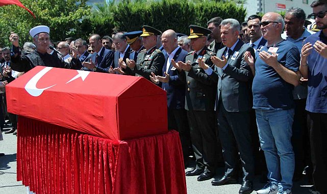 İzmir, Şehit Üsteğmen Ege Akar'ı dualarla son yolculuğuna uğurladı