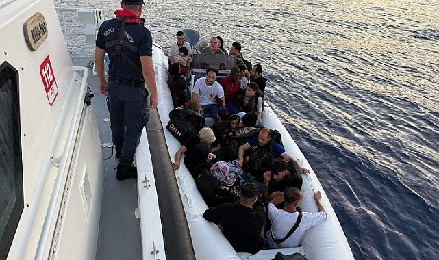 İzmir'de 31 düzensiz göçmen ve 1 kaçakçı yakalandı, 33 göçmen kurtarıldı