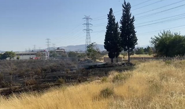 İzmir'de çıkan yangın AVM otoparkına sıçradı, 2 otomobil hasar gördü