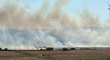 İzmir'de makilik alanda çıkan yangına müdahale devam ediyor
