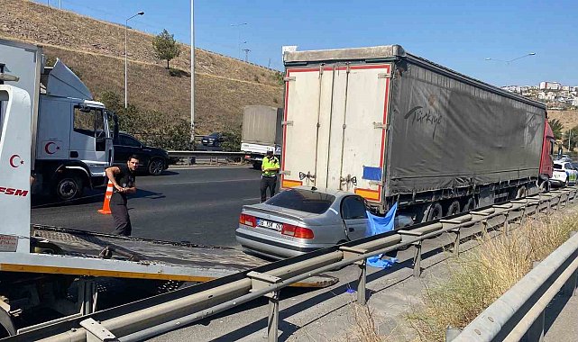 İzmir'de otomobil tıra çarptı: 1 ölü, 1 ağır yaralı