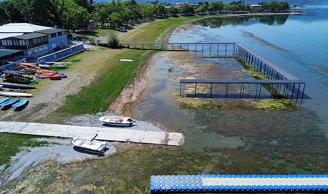 İznik Gölü'nde korkutan görüntü...En büyük iskelesi karaya oturdu