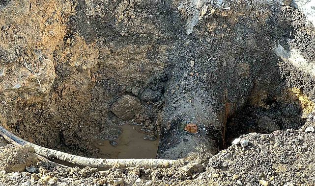 Kadıköy'de su borusu patladı: Tazyikli su metrelerce havaya fışkırdı