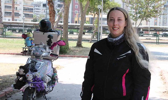 Kadın kurye, renkli motosikletiyle trafikte ilgi odağı oldu