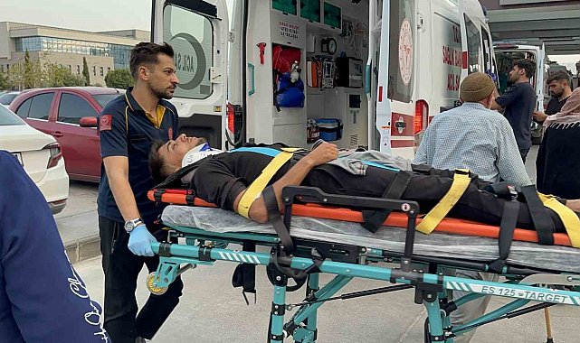 Kahta'da motosiklet otomobille çarpıştı: 2 ağır yaralı