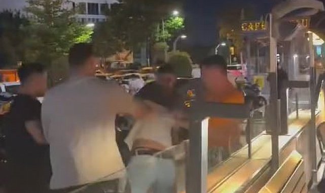 Kahve zincirinde iki grup arasında kavga çıktı, ortalık savaş alanına döndü