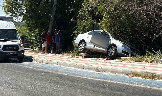 Kaldırıma çıkıp asılı kalan otomobildekiler kazayı burnu bile kanamadan atlattı