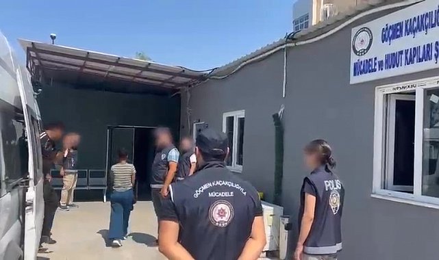 Kamerunlu göçmen kaçakçısı yurt dışına çıkarmaya çalıştığı 11 kişiyle yakalandı