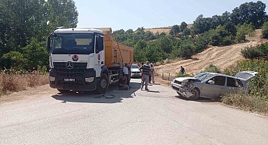 Kamyon ile otomobil kafa kafaya çarpıştı