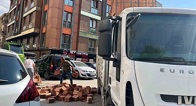 Kamyondan düşen tuğlalar yolu kapattı