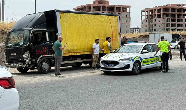 Kamyonet ile otomobil kafa kafaya çarpıştı: 2 yaralı