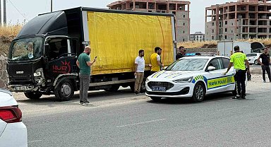 Kamyonet ile otomobil kafa kafaya çarpıştı: 2 yaralı