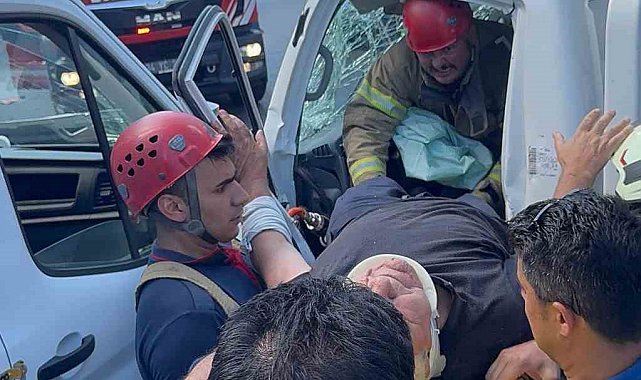 Kamyonet ile panelvan kafa kafaya çarpıştı: 1 yaralı