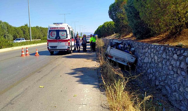 Kamyonet yoldan çıktı: Baba ve oğlu yaralandı