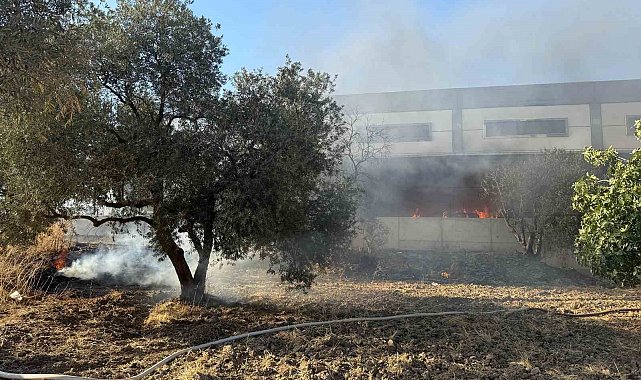 Kamyonette başlayan yangın fabrikaya sıçradı